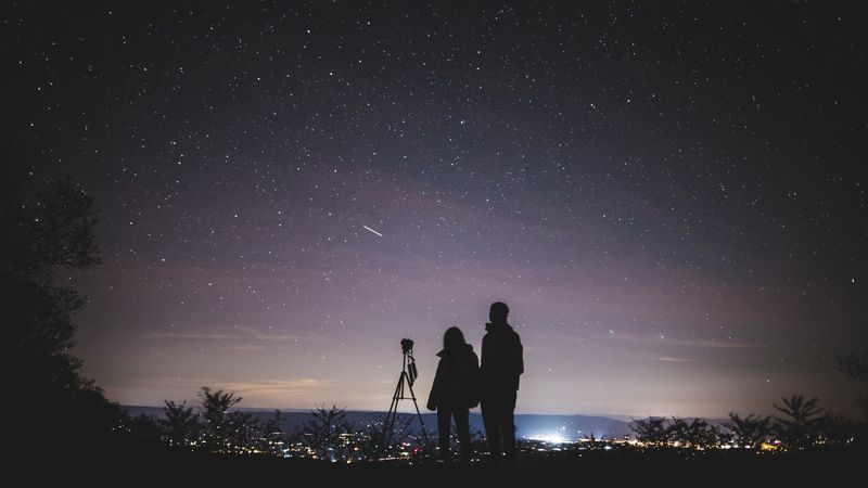 Karty tarota rozłożone na stole – symbolika astrologiczna